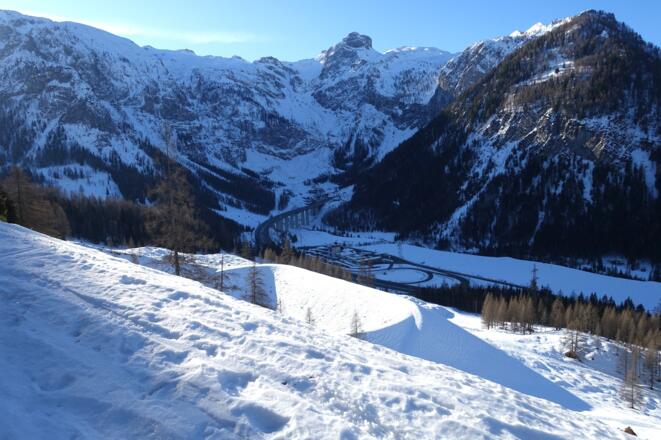 Im Aufstieg - Blick auf die Raststation Tauernalm