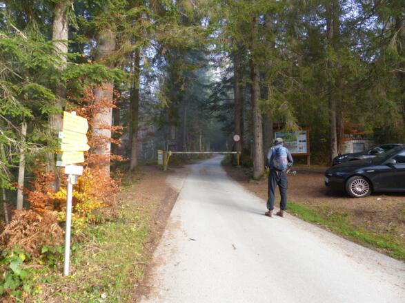 Der Parkplatz Wieser am Ende des Ortsteiles Prama ist Ausgangspunkt der Bergtour.