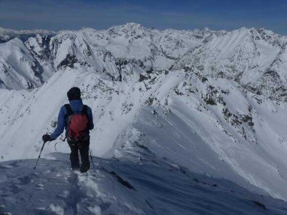 Der Abstieg vom Gipfel zur Scharte schaut harmloser aus als er ist.