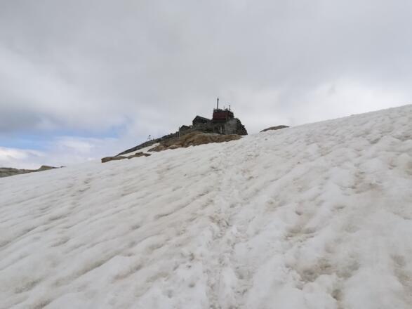 Sonnblickgruppe: über einem Klettersteig und große Schneefelder zum Hohen Sonnblick mit dem Zittelhaus