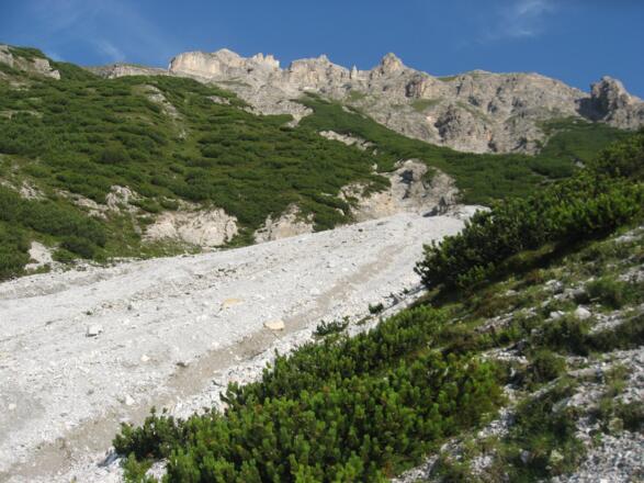 Immer wieder quert man im unteren Teil solche Schotterkare.