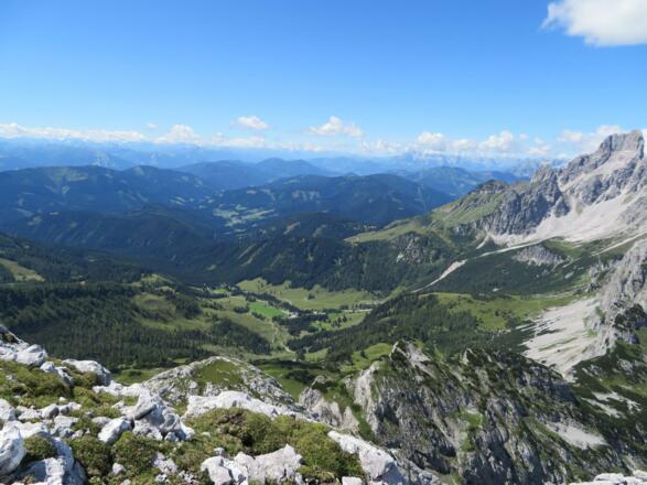 Tag 2: Bereich Hochkesseleck, Blick ins Salzburgerland. Im Vordergrund die Hofalm