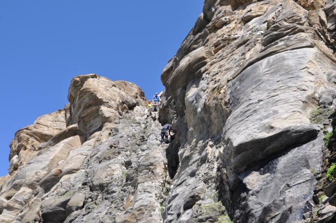 Die alpine Schlüsselstelle auf dem Weg zum Wiesbachhorn bei schönem Wetter - ein seilversicherter Kamin 300 m hinter dem Heinrich-Schwaiger-Haus (Klettersteig B/C)