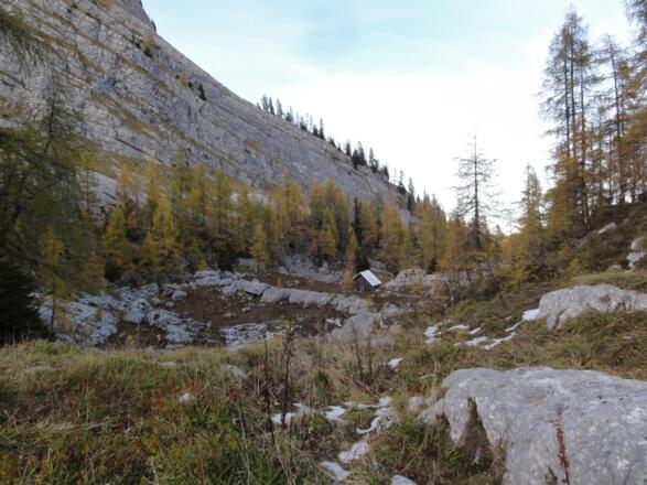 Alblhütte in der Mulde vor dem Lärchkogel