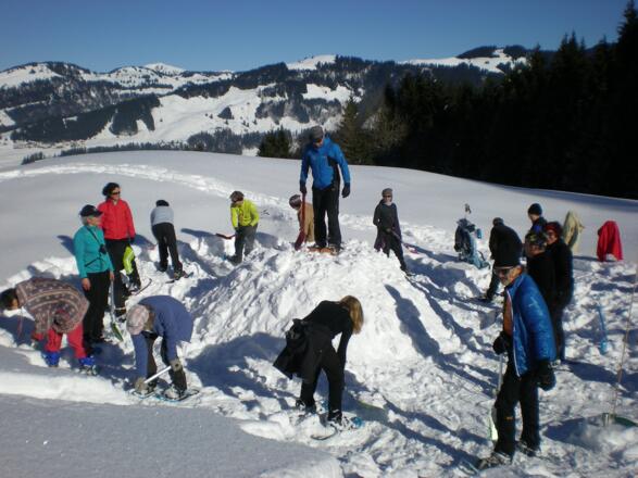 Iglubau bei herrlichem Wetter, im Hintergrund das Renkknie.