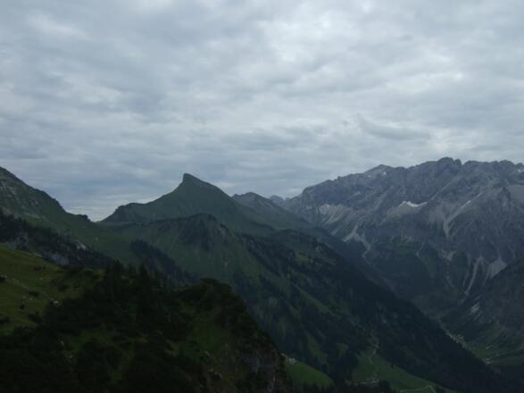 Walser Rothorn in der Mitte und Braunarlspitze rechts davon