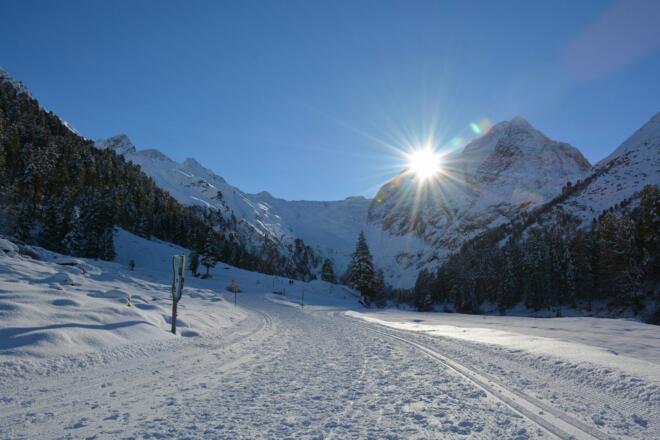 Lüsental mit Lüsener ferner Kogel im Winter.