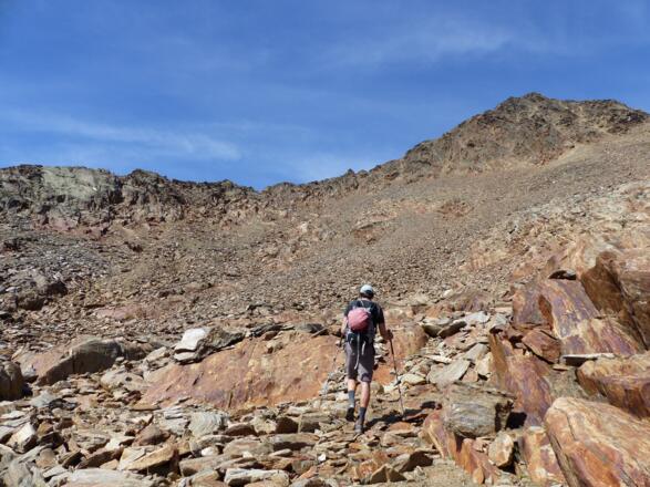 Über dieses Schotterkar hinauf. Bei einem markanten Schotterband auf ca. 3250 m geht es hinaus zum Grat.