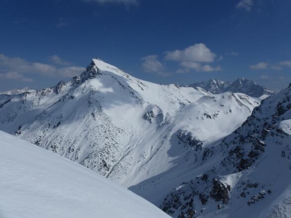 Die ganze Pracht der Namloser Wetterspitze im Blickfeld.