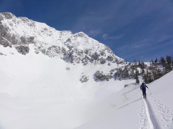 im oberen Kar, rechts steil hinauf zum Sattel