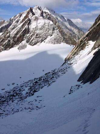 im Hang kurz vor dem Joch, bei weniger Schnee wären hier Steigeisen zu empfehlen. Im Hintergrund: Trinker- und Heuflerkogel