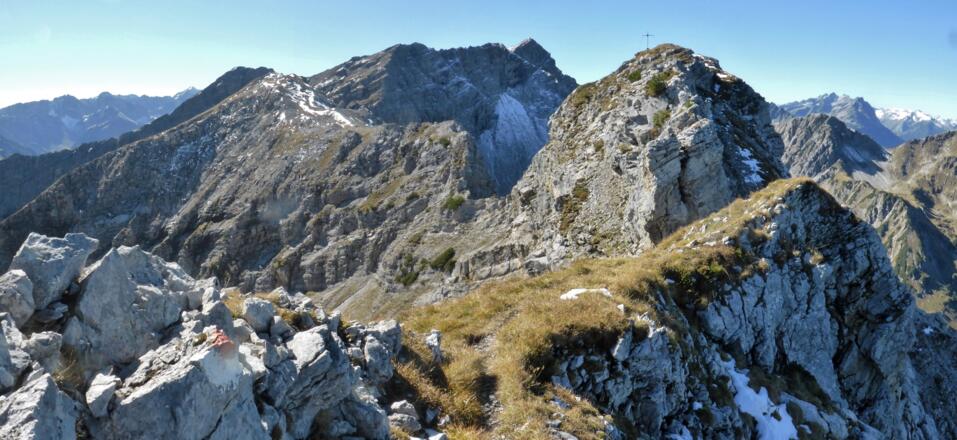 Vorderer Steinkarspitze (Gipfelkreuz) - dahinter Hintere Steinkarspitze und Knittelkarspitze