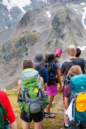 Am Steinbockjoch angekommen, können wir unser Ziel, die Kaunergrathütte bereits erkennen.