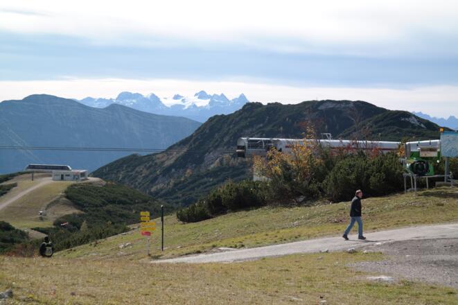 Vom Feuerkogel hat man bei schönem Wetter eine wunderbare Aussicht, u.a. auf den Hohen Dachstein, den höchsten Berg Oberösterreichs.