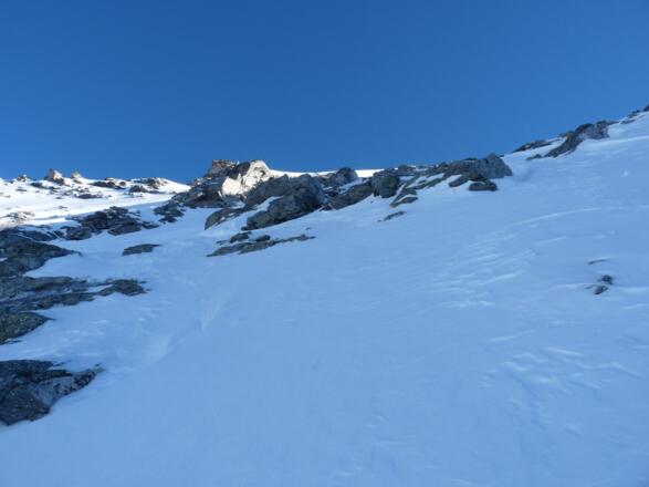 Aufgrund der Steilheit, wird der letzte Abschnitt oft zu Fuß durch die Felsen überwunden.