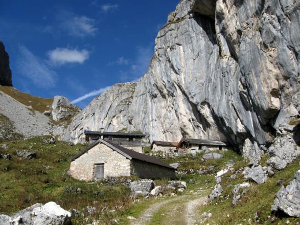 Ein einmaliger Anblick, wie sich die Hütten der Schermsteinalm unter die Felswände schmiegen.