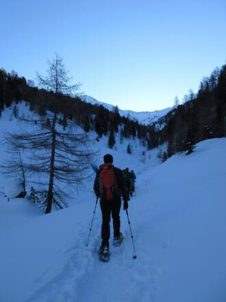 Im Schatten geht es Richtung Talende.