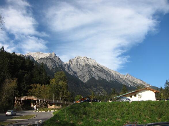 Von Süden bzw. von Absam aus gesehen ist der Hüttenspitz ein unscheinbarer, dem Großen Bettelwurf (links) vorgelagerter Kopf. Rechts die Fürleg, Walderkampspitze und der Hundskopf.