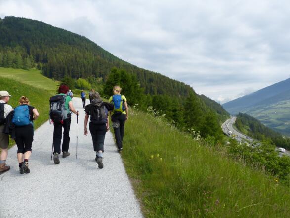 Zu Beginn führt die Wanderung über Wiesen und oberhalb der Brennerautobahn nach Norden.