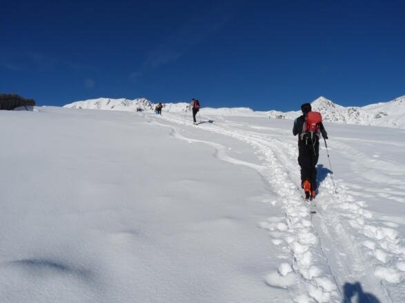 Im Bereich des Wetterkreuzes führt uns der weitere Anstieg über sanftes Gelände.