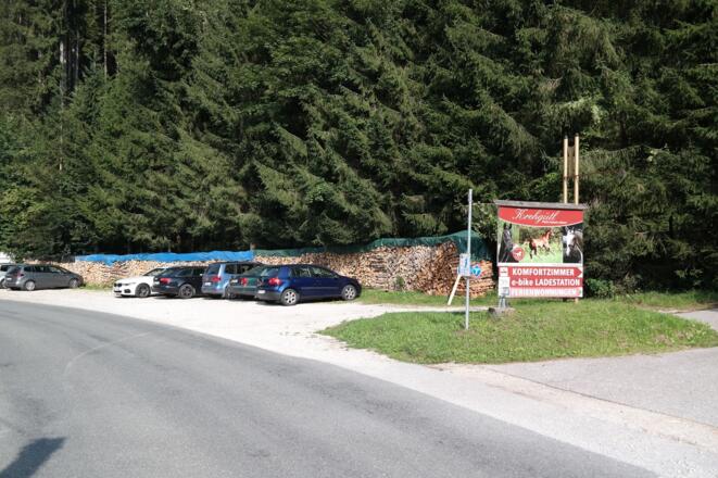 Der Schotterparkplatz beim Gasthaus "In der Kreh" ist der Ausgangspunkt der Tour.