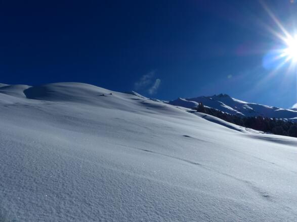 Eine wunderschöne Winterlandschaft mit Blick auf die Eiskarspitzen.