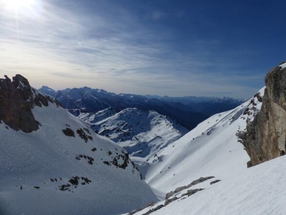 ... genießen wir den Blick auf die umliegende Bergwelt.