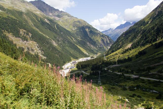 Blick zur Mutterbergalm mit der Talstation der Stubaier Gletscherbahn