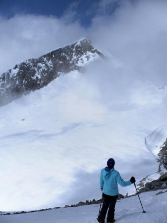 Start der Abfahrt über die westseitige Firnflanke zum Gletscher vor dem Keeskogel