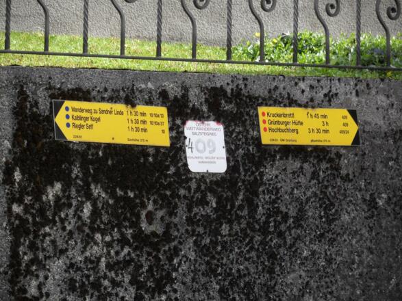 Am Ortsplatz von Steinbach weist die Markierung den weiteren Weg.