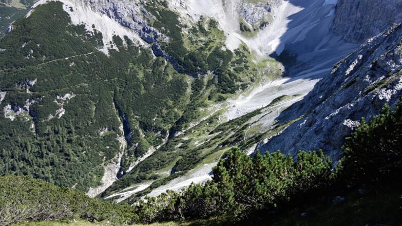 Blick ins Schlauchkar, gut sichtbar der Brendelsteig. Auf der anderen Talseite mündet der Steig in den Weg, der vom Karendelhaus zur Birkkarspitze führt.