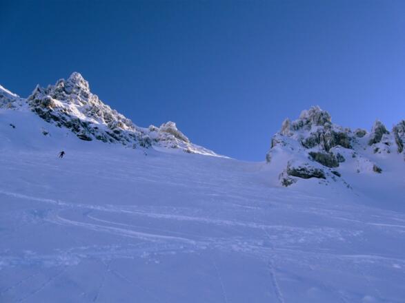 Am Beginn der herrlichen Rinne. Die Spitzkehrenorgie kann beginnen.