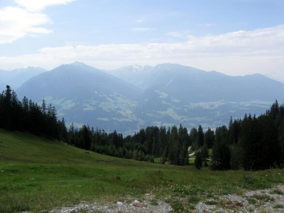 Weiter geht's Richtung Hinterhornalm. Hier der Blick hinunter auf den Forstweg, dem direkten Anstieg auf die Walder Alm. Achtung hier herrscht talwärts Fahrverbot für Mountainbiker.