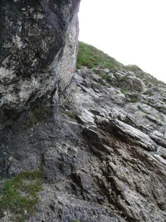Höttinger Schützensteig unter einer nassen Wand