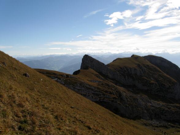 Der Blick reicht von der Rofanspitze über den unüberwindlich scheinenden Sagzahn und weiter zum Sonnwendjoch.