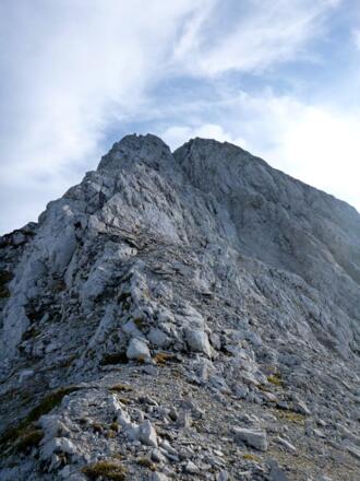 Blick zurück auf den oberen Teil des Ostgrates der Rumer Spitze