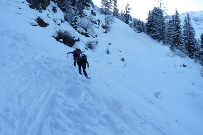 Die Querungen der steilen Rinnen und Gräben sind ein Kriterium bei der Skitour auf die Hohe Kirche.