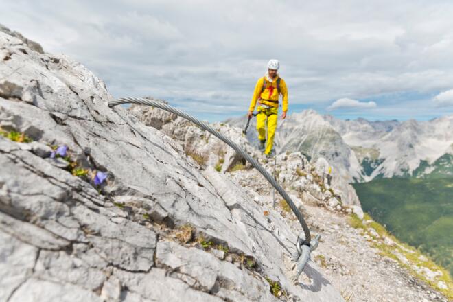 Der Steig verläuft immer wieder direkt am Gratverlauf