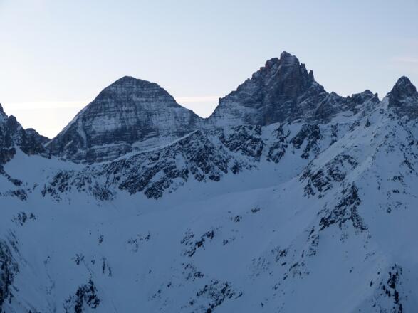 Blick gegen Süden zu den Tribulaunen. Gschnitzer- und Pflerscher (rechts)