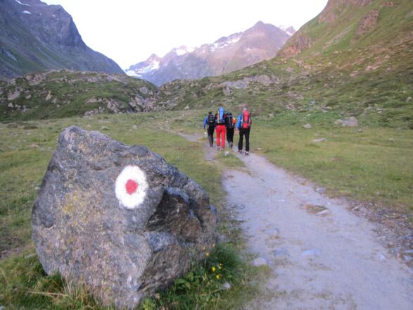 Ideal zum warm laufen - die ersten Kilometer entlang des Alpeinerbachs. In Bildmitte die kurze Geländestufe "Höllenrachen", hinten rechts der Apere Turm.
