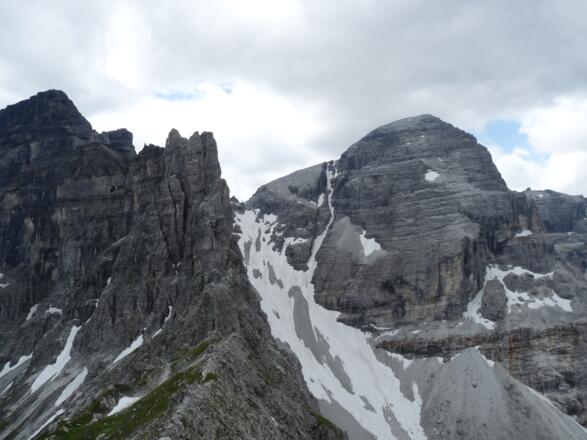 Der Gschnitzer Tribulaun  mit der noch schneebedeckten Schneetalscharte.