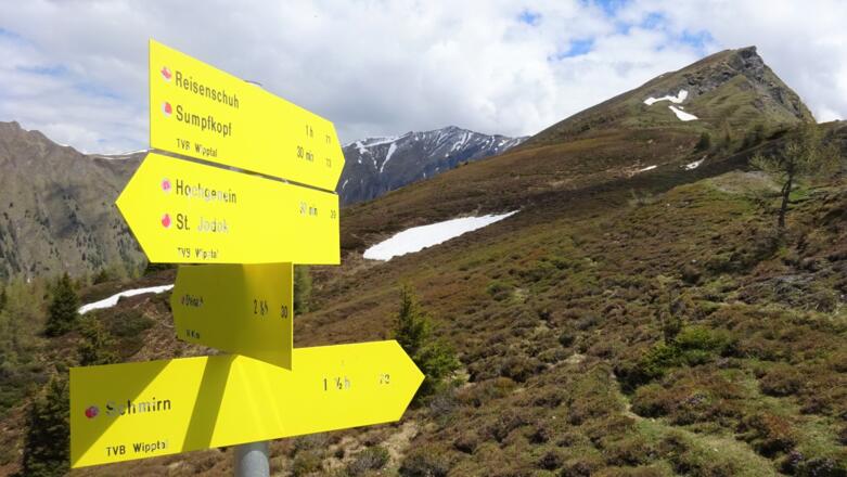 ... zuerst eine markante Weggabelung (hier werden beim Rückweg nach Süden absteigen) und ...