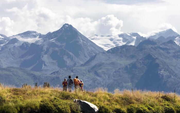 Der fantastische Ausblick in die Hohen Tauern macht den Pinzgauer Spazierweg so besonders.