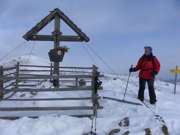 Teuerlnockgipfel hinter dem &#039;Gipfelkreuz&#039;