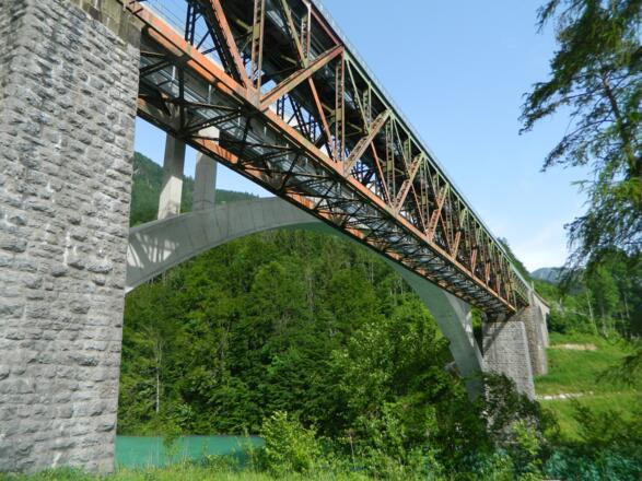 neue und alte Eisenbahnbrücke über die Steyr