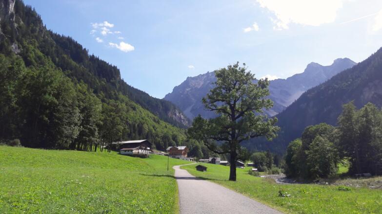 Letzte Häuser im Innertal auf dem Weg Richtung Kesselfall