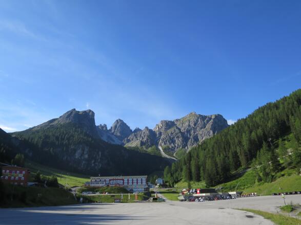 Axamer Lizum und Olympiahotel. Hinten (v.l.n.r.): Halsl, Schneiderspitze, Ampferstein, Marchreisenspitze und Widdersberg.