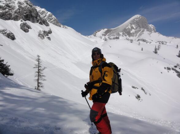 Blick vom Sattel zur Querung mit Lawinenbahnen (nach Neuschnee)