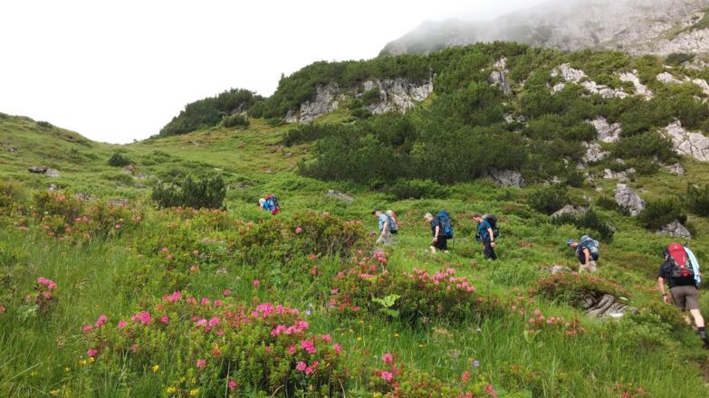 Zwischen Lünerkrinne und Heinrich-Hueter-Hütte (Wanderer in Gegenrichtung)