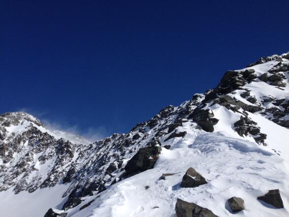 Blick vom Skidepot über den Grat zur Roderhofspitze